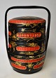 Chinesischer 
Lebensmittelbehälter 
aus 
Korbgeflecht, 
20. 
Jahrhundert. 
Rot und schwarz 
bemalt. Mit ...
