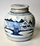 Chinesischer 
Bojan aus 
blau/weißem 
Porzellan mit 
Deckel. China 
des 19. 
Jahrhunderts. 
Glasiert. ...