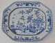 Chinesische 
achteckige 
eckige 
blau/weiße 
Servierplatte, 
Kangxi-Zeit, 
18. 
Jahrhundert. 
Mit Vögeln ...