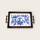 Steinguttablett 
mit blauem 
Blumenmuster, 
Holzrahmen und 
Holzgriff, 38 
cm x 24 cm 
*Guter Zustand*