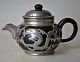 Chinesische 
Teekanne aus 
Steinzeug mit 
Zinnbefestigung, 
ca. 1930. 
Dekoration von 
Drachen. Auf 
...