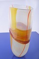 Grossee 
Glasvase, Höhe 
33 cm. Breite 
24 x 14 cm. 
Tadelloser 
Zustand. Die 
Vase ist nicht 
signiert.