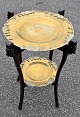Chinesischer 
Holztisch mit 
zwei 
Metallschalen, 
19./20. 
Jahrhundert. 
Jahrhundert 
China. Beide 
...