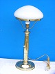 Old table lamp 
with brass 
foot. Height 59 
cms. New 
eletrity. From 
1910-1920. Fine 
quality.