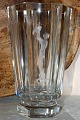 6 - Platz Vase 
Kristallglas. 
Vase mit einem 
Motiv der 
nackten Frau 
mit Weintraube. 
Höhe 20 cm. ...