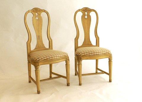 Et par originaldekorerede salonstole, 
gustavianske.

