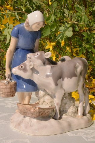 Bing & Gröndahl Figur 2270 
Mädchen mit zwei Kälbern