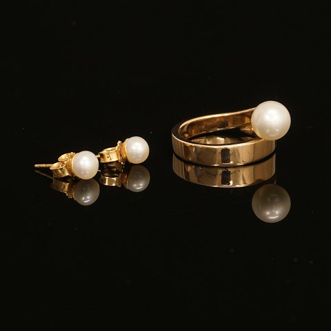 E. M. & V. Hansen, Denmark: Ring and pair of 
studs, 14ct gold. Ringsize: 55