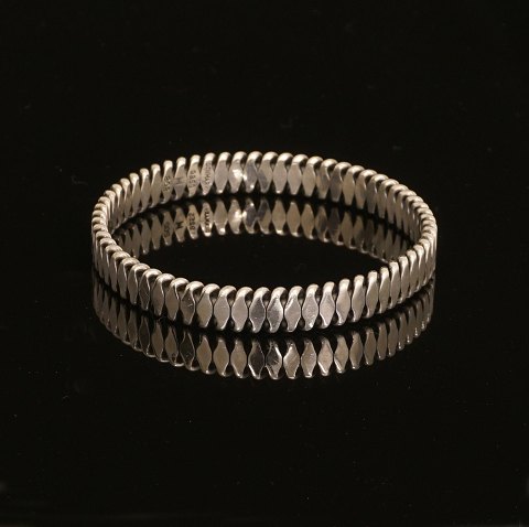 Hans Hansen armring i sterlingsølv. Omkreds: 
20,5cm. V: 41,5gr