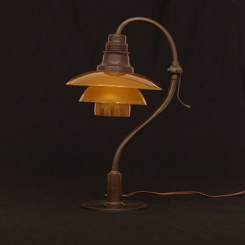 Poul Henningsen, 1894-1967, for Louis Poulsen: 
"Spørgsmålstegnet", PH 2/2 bordlampe. Stel af 
bruneret messing med originale ravfarvede skærme 
og gennemgående afbryder. H: 39,5cm