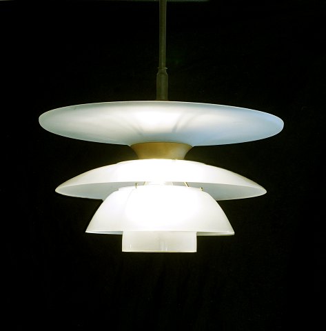 Poul Henningsen für Louis Poulsen: Seltene 
Deckenlampe PH 4 4½/4. D: 43cm