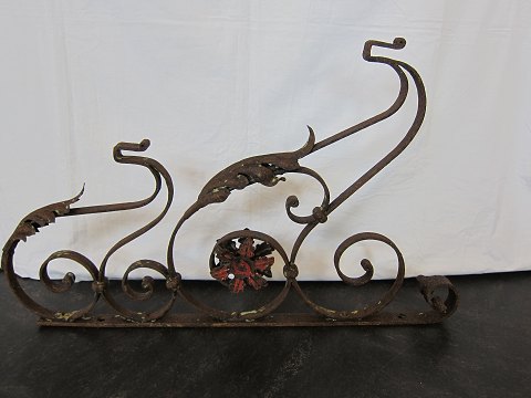 Hängevorrichtung aus Schmiedeeisen, ein Dekor mit ein schönes Patina
Satz mit 2 Stück
Für Ausschmückung des Haus oder im Zimmer
Es ist möglich sowohl senkrecht als horisontal zu benützen
H 74cm, B 45cm (Mass beim senkrecht)
Sehen Sie bitte extra Text