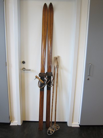 Alte Tourenski aus Holz mit Bindungen und Skistöcken (Sehen Sie bitte die Fotos)
L Ski: 2m
L Stock: 124cm