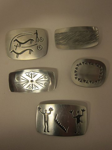 Brosche aus Zinn
Vintage Broschen
Stempel: Jørgen Jensen Denmark Pewter Handmade 
Design: Jørgen Jensen
Wir haben eine grosse Auswahl von Zinn-Schmuckstücke