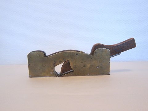 Hobel aus Holz und Messing
Ein sehr dekorativ und antiker Hobel
L: 27cm