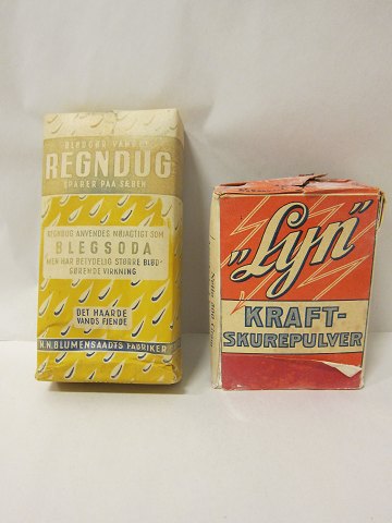 Blegsoda/Regndug für Einweichen oder "Lyn" Kraftscheuerpulver
Die Paketen sind mit originalem Inhalt und mit dem originalen Papier
Regndug: Dkr. 100,-
Lyn: Dkr. 65,-
Wir haben eine grosse Auswahl von alten Waren mit originalem Inhalt, aus einem 
Kaufla