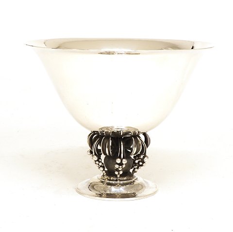 Harald Nielsen for Georg Jensen: Bowl, 
sterlingsilver. #775. H: 14cm. D: 18cm. W: 433gr