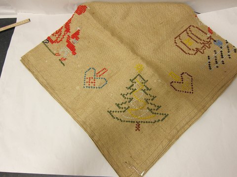 Weihnachtsbaum-Teppich
Handgestickter Weihnachtsbaum-Teppich
120cm x 120cm
Wir haben eine Auswahl von alten Weihnachtsbaum-Teppichen
Kontakten Sie uns bitte für weitere Information