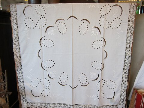 Tischtuch, handgestickt mit gehäckeltem Rand
Alter Tischtuch in sehr gutem Stande mit gehäckeltem Rand an alle 4 Seiten 
140cm x 145cm
Das antikke, dänishe Leinen und Barchent ist unser Sondergebiet, und wir haben 
immer eine grosse Auswahl davon