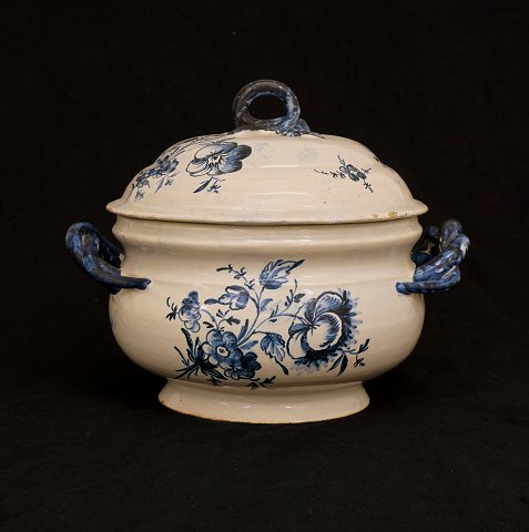 A bluedecorated faience turren. Kellinghusen, 
Northgermany, circa 1800. H: 22cm. D: 27cm