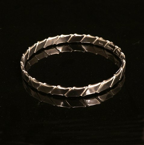 Hans Hansen armring i sterlingsølv. #205. Omkreds 
ca. 20,4cm. V: 26gr