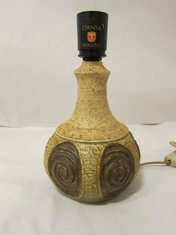 Lampe aus Keramik
Tischleuchte aus Keramik
Stempel: Jeti, Chris Haslev
H: ekskl. der Fassung 18cm