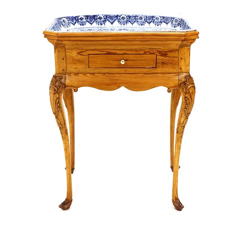 A St. Kongensgade, Copenhagen, faience tray 
top-table. Signed Johan Pfau circa 1740. H: 74cm. 
Tray: 58x44cm