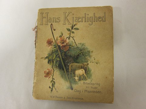 Bibelspruch
Alt kleines Buch mit Bibelspruch und schöne Zeichnungen
Titel: "Hans Kjærlighed - Bibelsprog til hver Dag i Maaneden" (Seiner Liebe - 
Bibelspruch für jeden Tag des Monat)
Verlag: N.W.Damm & Sön - Kristania