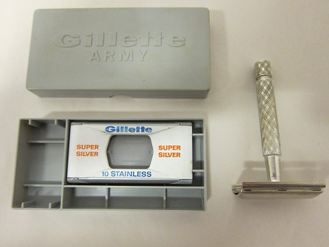 Gillette Razierzeug  "Army"
Ein altes Razierzeug in originalem Schachtel
Model: Army
L: 10,5cm, B: 5cm, H: 1,5cm
Wir haben eine grosse Auswahl von altem Rasiersachsen, Friseursachen u.a.
Kontakten Sie uns bitte für weitere Information