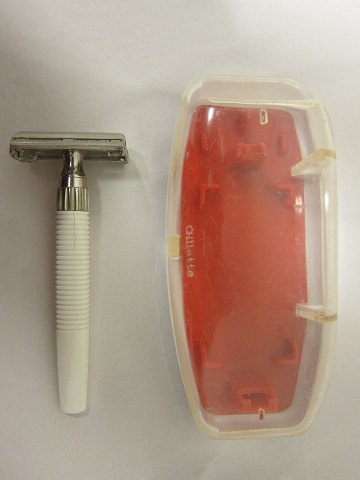 Gillette Razierzeug
Ein altes Razierzeug in originalem Schachtel
L: 14cm, B: 6cm, H: 3,5cm
Wir haben eine grosse Auswahl von altem Rasiersachsen, Friseursachen u.a.
Kontakten Sie uns bitte für weitere Information