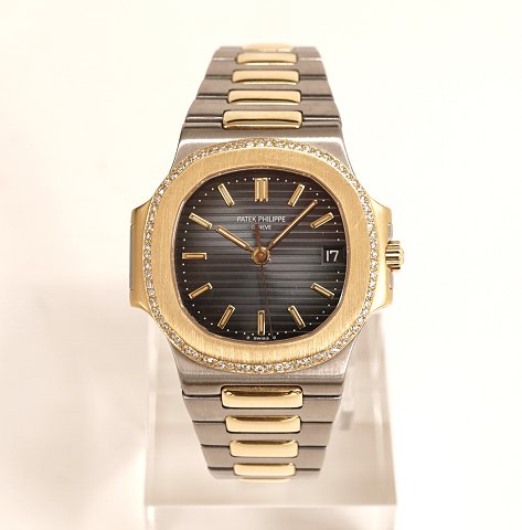 Patek Philippe Nautilius, fuldt sæt. Ref. 
3800/002JA, stål og 18kt guld prydet med 76 
diamanter på i alt 0,46ct. Udleveret hos AD 
04.11.1992. Serviceret og tryktestet 2014 og ikke 
båret siden. Fremstår meget flot. D: 37mm