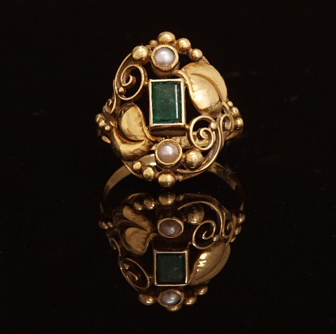 Edvard Berg, Copenhagen, 1937-47: Jugendstil ring, 
14ct gold. Size: 55