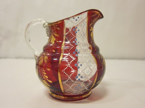 Glaskanne / Sahnekännchen
Rot-und weiss Sahnekännchen aus Glas mit schöner emaliebemahlung als Dekoration
H: 9cm
Um 1890
Wir haben eine grosse Auswahl von antikke Glässern
Kontakten Sie uns bitte für weitere Information