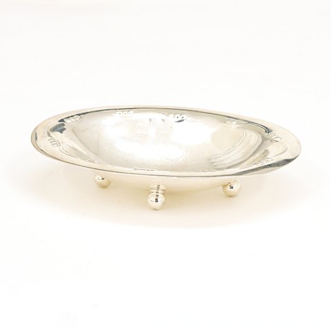 Set of threeGeorg Jensen salt cellars, 
sterilingsilver. #243C. H: 1,8cm. 5,5x8cm