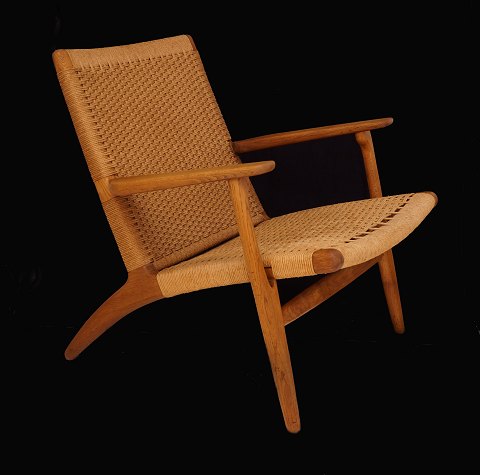 Hans J. Wegner: Hvilestol model CH 25, eg med 
fletsæde. Produceret af Carl Hansen & Søn