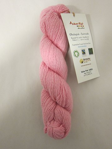 Andean Mist ecological cotton
Andean Mist cotton is an ecological natural product from Peru with certificate.
Dolce Pink, Colourno. 14001
1 ball of cotton containing 50 grams