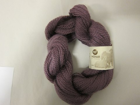 Kidmohair - 2-zweidrähtig
Kidmohair/Kidmohär ist ein Naturprodukt von der höchsten Qualität von den 
Angoraziegen aus Süd Afrika
Diese Farbe ist: Trauben-farbe, Farbenr. 2004
Knäuel mit 50 Gramm