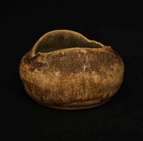 Karin Blom, 1881-1951, for Royal Copenhagen: Brown 
glazed stoneware bowl. Signed and dated 21/5-1917. 
H: 7cm. D: 12cm