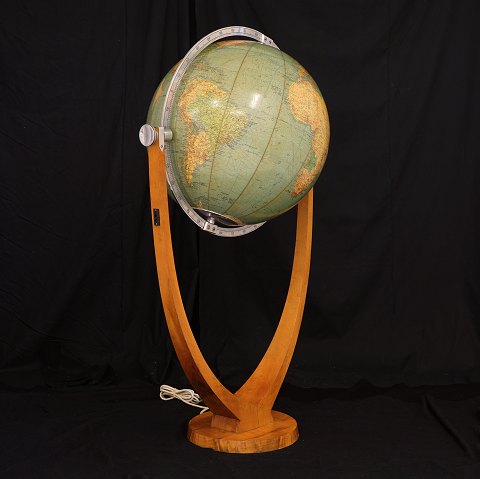 A large "Columbus Duo Erdglobus" standing globe. 
Published by Columbus Verlag Poul Østergaard, 
Berlin & Stuttgart circa 1930
H: 115cm. W: 72cm