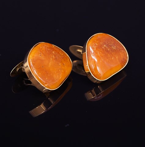 A pair of 14ct gold cuff links with amber. Size: 
30x24mm