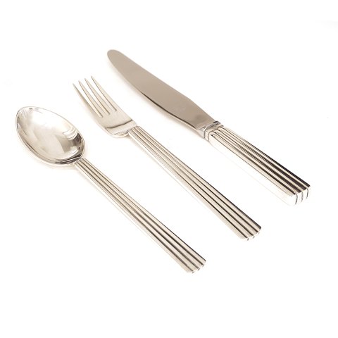 Sigvard Bernadotte for Georg Jensen: 
Bernadotte-bestik til seks personer. Bestående af 
6 middagsknive, 6 middagsgafler og 6 middagsskeer. 
Sterlingsølv