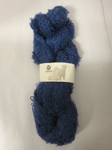 Mohair Bouclé
Mohair Bouclé ist ein Naturprodukt von der höchsten Qualität von den 
Angoraziegen aus Süd Afrika.
Diese Farbe ist: Blauer Scahtten, Farbenr. 1002
Knäuel mit 100 Gramm