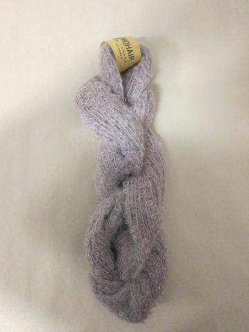 Mohair Bouclé
Mohair Bouclé ist ein Naturprodukt von der höchsten Qualität von den 
Angoraziegen aus Süd Afrika.
Diese Farbe ist: Syrisk Rose, Farbenr. 1037
Knäuel mit 100 Gramm