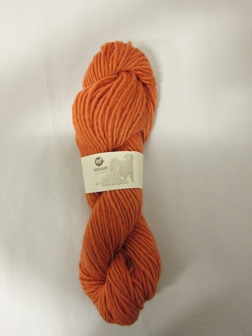 Roving er et naturprodukt af højeste kvalitet fra  sydafrikanske angorageder 
blandet med den fineste merino fra får.
Den viste farve er: Orange, Farvenr. 4093
Prisen er pr. nøgle med 100 gram Roving