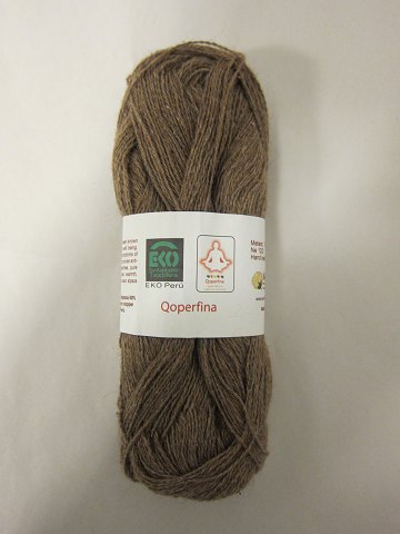 Qoperfina
Qoperfina is a 100% natural product from Peru, which is made of the finest 
ecological cotton fibres and alpaca fibres mixed with natural copper.
The colour shown is: Hickory
1 ball of Qoperfina containing 25 grams