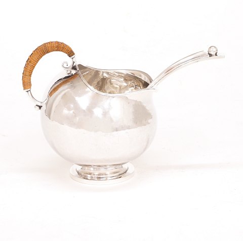 Karl Gustav Hansen, Denmark: A sauce boat with 
spoon. Sterlingsilver. Signed Hans Hansen and 
dated 1950. #153. H: 14cm. W: 445gr. Spoon L: 
19,5cm. W: 118gr