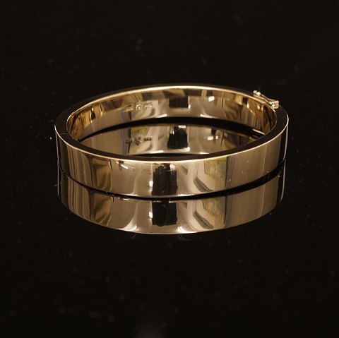 Frantz Hingelberg, Aarhus, Denmark: Oval bracelet, 
14 ct gold. Size: 6x5,3cm. W: 28,4gr