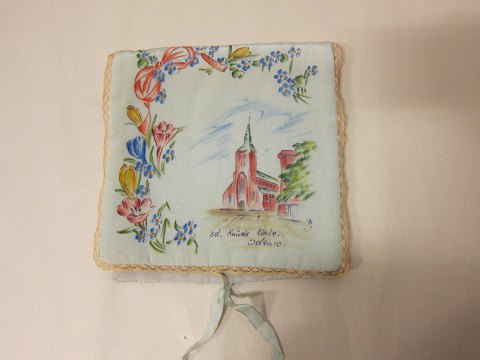Umschlag für die Taschentücher mit Motiv der Sct. Knuds Kirke, Odense, Dänemark
Früher hatte man die schöne Taschentüchern in solchen schönen Umschlägen, - oft 
handgestickt
In gutem Stande