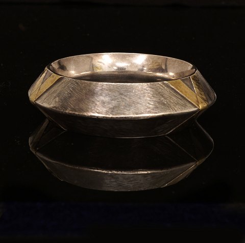 Ulrik Jungersen, Dänemark: Armring aus teilweise 
vergoldetem Sterlingsilber. D: 6,3cm