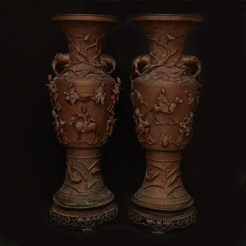 A pair of large  bronze vases. China circa 
1870-80. From the Danish castle Sophienberg at 
Copenhagen. H: 110cm